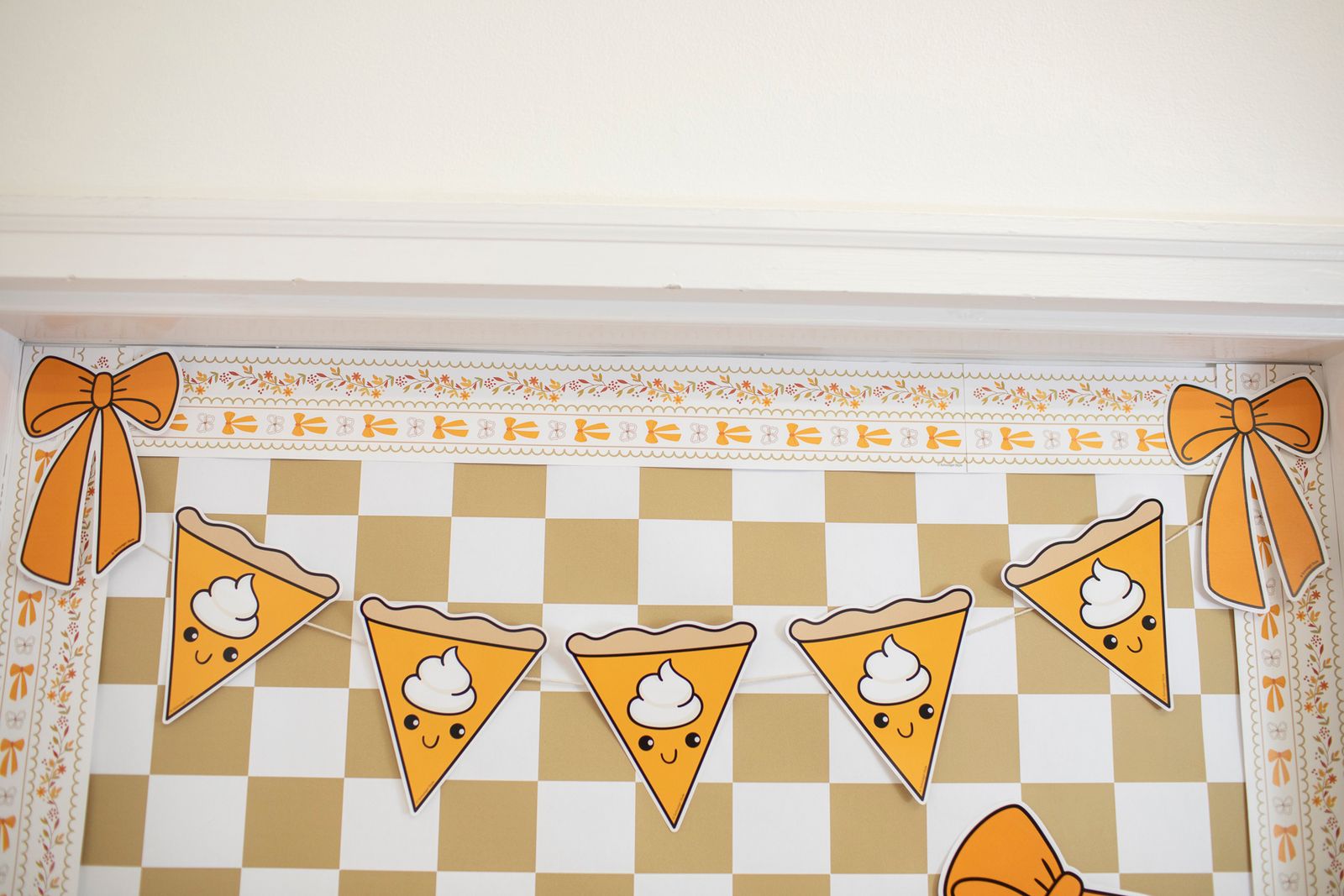 A Slice of Gratitude Thanksgiving Pre-Printed Door Decor Bulletin Board Set